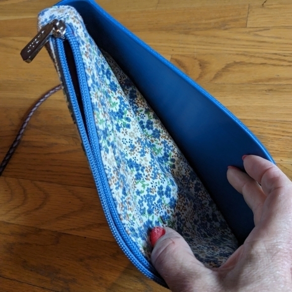 JU'STO Small Blue & Floral Crossbody Purse - Picture 8 of 11